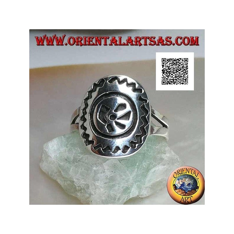Anello in argento con incisa orma animale stilizzata e contorno a zig-zag su piastra ovale
