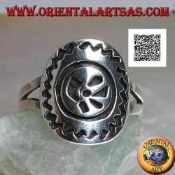 Silver ring with engraved stylized animal footprint and zig-zag outline on an oval plate
