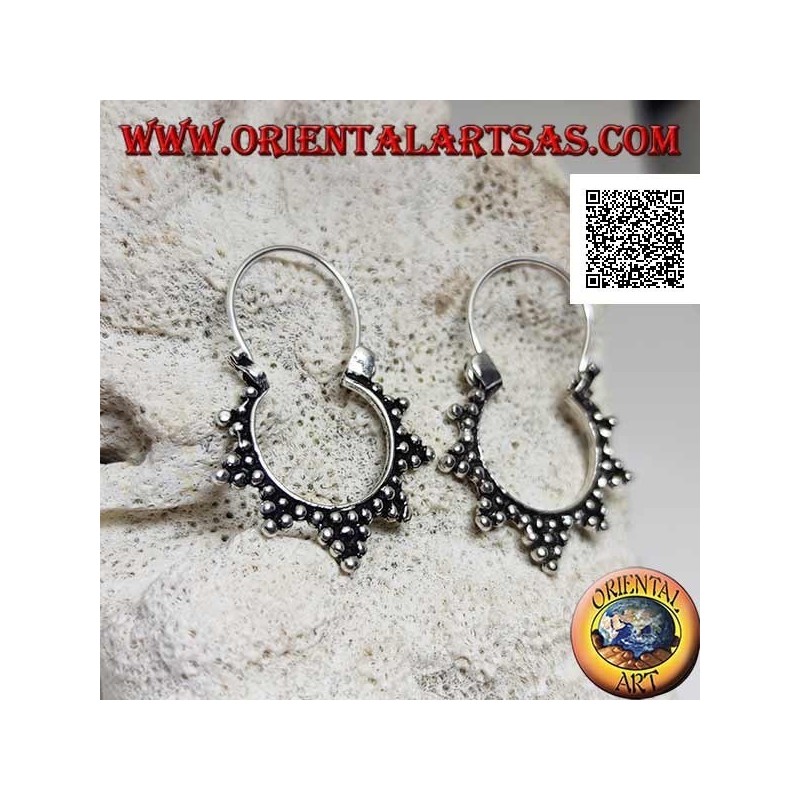 Orecchini in argento, cerchi con decorazione a tris di palline e chiusura ad archetto da 14 mm