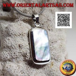 Colgante de plata con nácar redondo rectangular engastado al ras con el borde sobre un marco liso