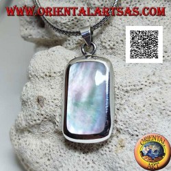 Pendentif en argent avec nacre rectangulaire ronde sertie au ras du bord sur une monture lisse