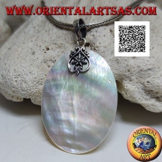 Pendentif médaille plate et ovale en nacre attachée à un crochet en argent à décor ajouré