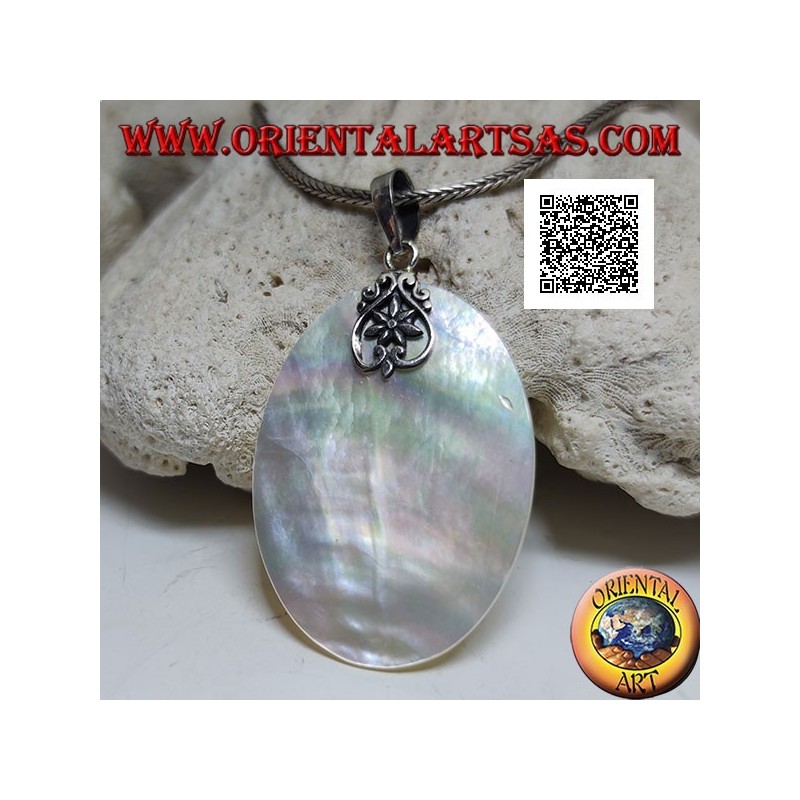 Flat and oval medal pendant in mother-of-pearl attached to a silver hook with openwork decoration
