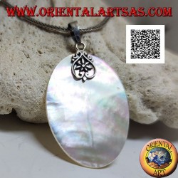 Pendentif médaille plate et ovale en nacre attachée à un crochet en argent à décor ajouré