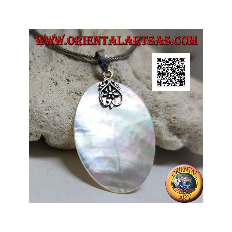Ciondolo a medaglia piatta e ovale di madreperla agganciato da un gancio in argento con decorazione traforata