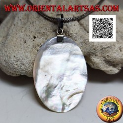 Pendentif médaille plate et ovale en nacre attachée à un crochet en argent à décor ajouré