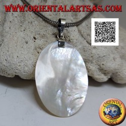 Pendentif médaille plate et ovale en nacre attachée à un crochet en argent à décor ajouré