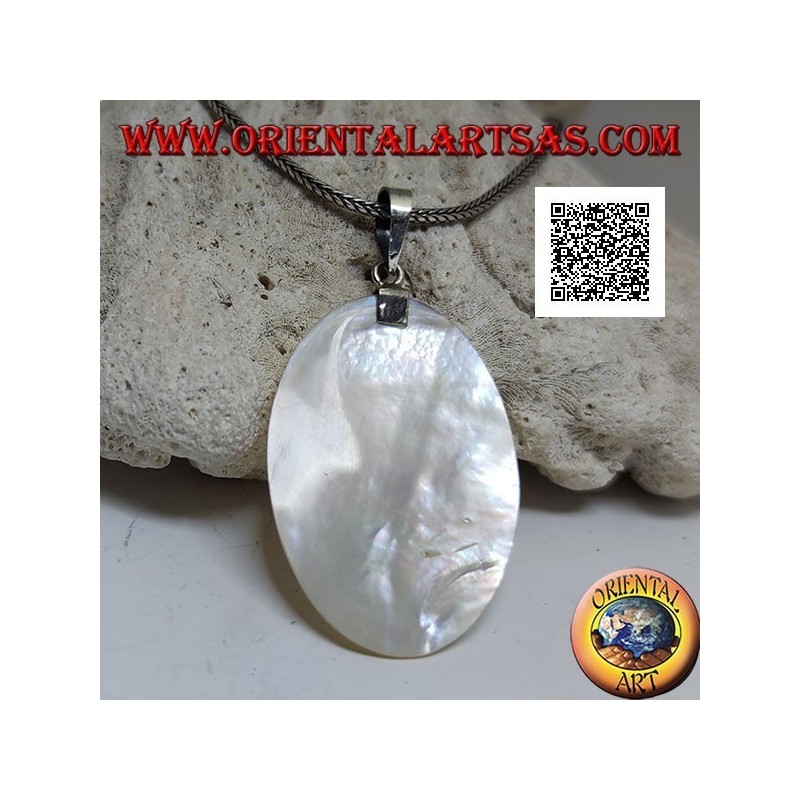 Ciondolo a medaglia piatta e ovale di madreperla agganciato da un gancio in argento con decorazione traforata