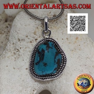 Colgante de plata con turquesa tibetana antigua de forma irregular rodeada de tejido