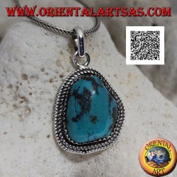 Pendentif en argent avec une ancienne turquoise tibétaine de forme irrégulière entourée de tissage