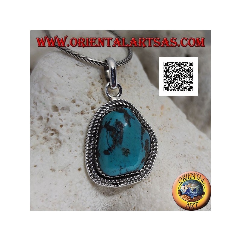 Pendentif en argent avec une ancienne turquoise tibétaine de forme irrégulière entourée de tissage