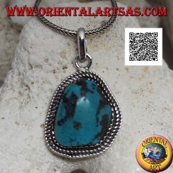 Pendentif en argent avec une ancienne turquoise tibétaine de forme irrégulière entourée de tissage
