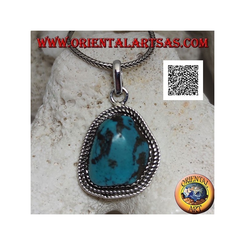 Pendentif en argent avec une ancienne turquoise tibétaine de forme irrégulière entourée de tissage
