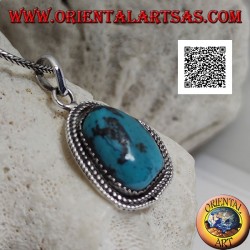 Silberanhänger mit altem tibetischem Türkis von unregelmäßiger Form, umgeben von Weberei