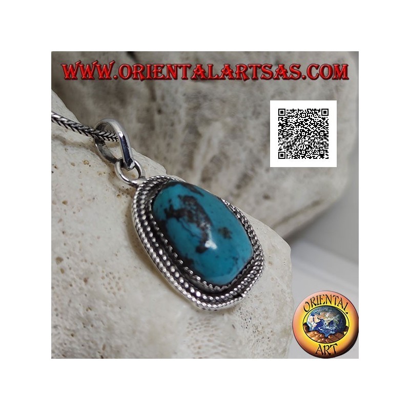 Colgante de plata con turquesa tibetana antigua de forma irregular rodeada de tejido