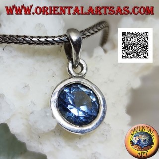 Colgante de plata con topacio azul redondo con corte de diamante engastado al ras en un engaste suave