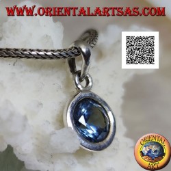 Colgante de plata con topacio azul redondo con corte de diamante engastado al ras en un engaste suave