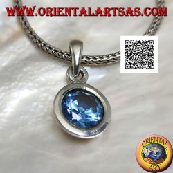 Silberanhänger mit rundem blauen Topas im Diamantschliff, bündig auf einer glatten Fassung