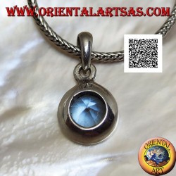 Silberanhänger mit rundem blauen Topas im Diamantschliff, bündig auf einer glatten Fassung