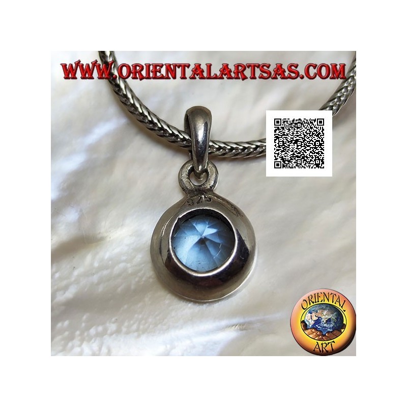 Pendentif en argent avec topaze bleue ronde diamantée sertie à ras sur un sertissage lisse