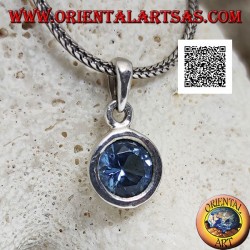 Colgante de plata con topacio azul redondo con corte de diamante engastado al ras en un engaste suave