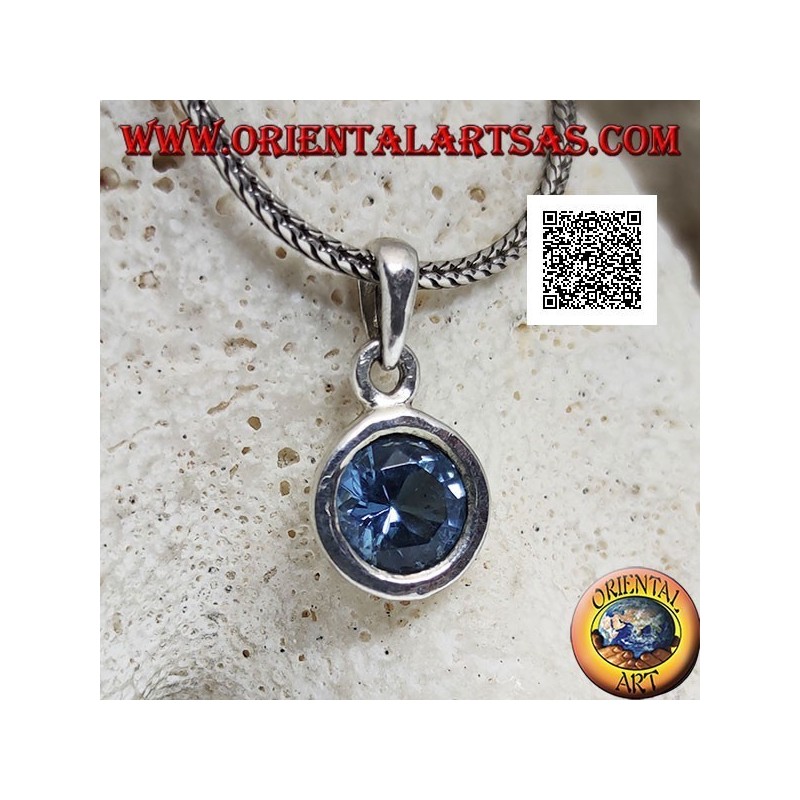 Ciondolo in argento con topazio azzurro tondo a taglio diamante incastonato a filo su montatura liscia