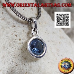 Silberanhänger mit rundem blauen Topas im Diamantschliff, bündig auf einer glatten Fassung