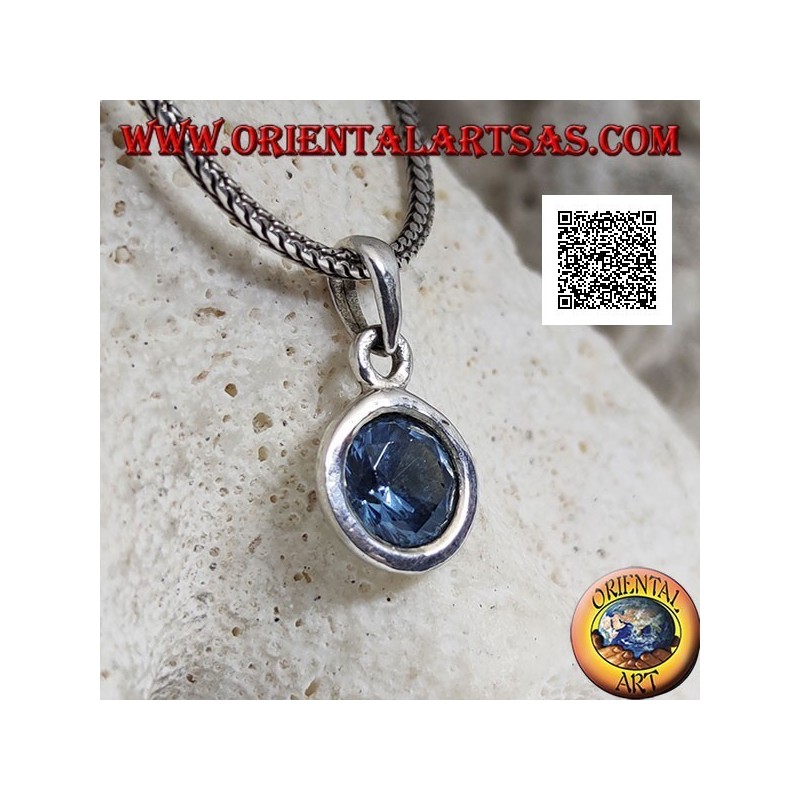 Silberanhänger mit rundem blauen Topas im Diamantschliff, bündig auf einer glatten Fassung