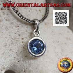 Silberanhänger mit rundem blauen Topas im Diamantschliff, bündig auf einer glatten Fassung