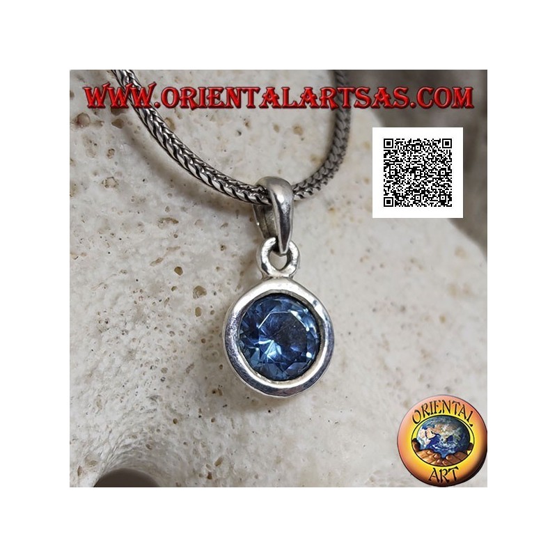 Pendentif en argent avec topaze bleue ronde diamantée sertie à ras sur un sertissage lisse