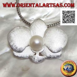 Silver pendant in the shape of 2 overlapping satin clovers with a central white pearl