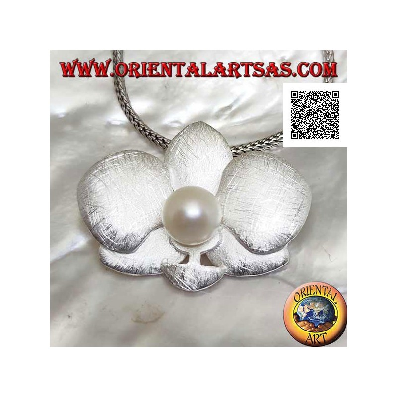 Pendentif en argent en forme de 2 trèfles en satin superposés avec une perle blanche centrale