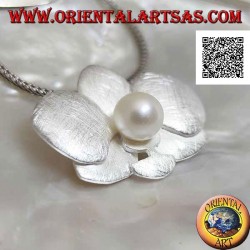 Pendentif en argent en forme de 2 trèfles en satin superposés avec une perle blanche centrale