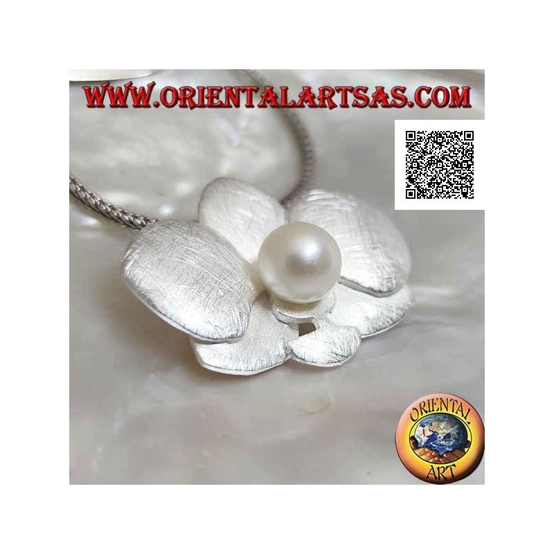 Silver pendant in the shape of 2 overlapping satin clovers with a central white pearl