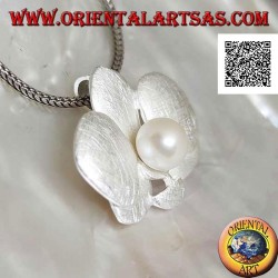 Pendentif en argent en forme de 2 trèfles en satin superposés avec une perle blanche centrale