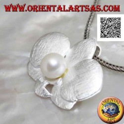 Pendentif en argent en forme de 2 trèfles en satin superposés avec une perle blanche centrale
