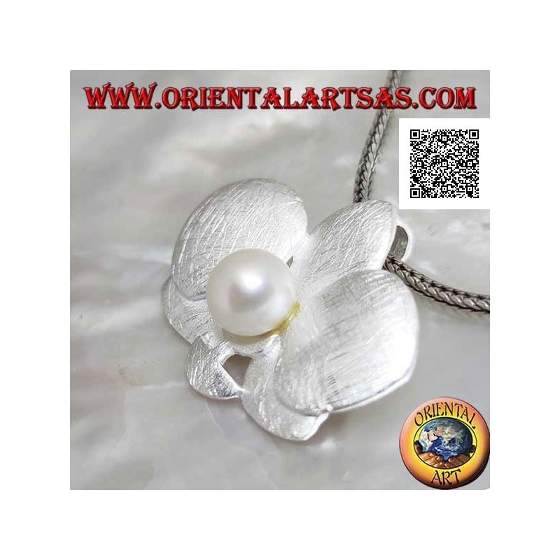Silver pendant in the shape of 2 overlapping satin clovers with a central white pearl