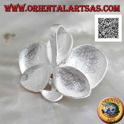 Pendentif en argent en forme de 2 trèfles en satin superposés avec une perle blanche centrale