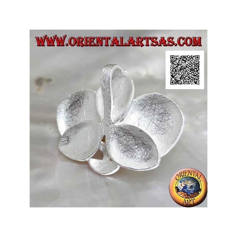 Silver pendant in the shape of 2 overlapping satin clovers with a central white pearl