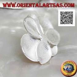 Pendentif en argent en forme de 2 trèfles en satin superposés avec une perle blanche centrale