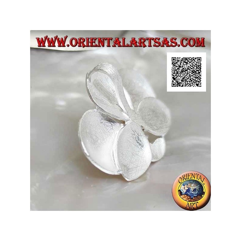 Pendentif en argent en forme de 2 trèfles en satin superposés avec une perle blanche centrale