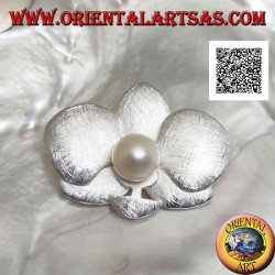 Pendentif en argent en forme de 2 trèfles en satin superposés avec une perle blanche centrale