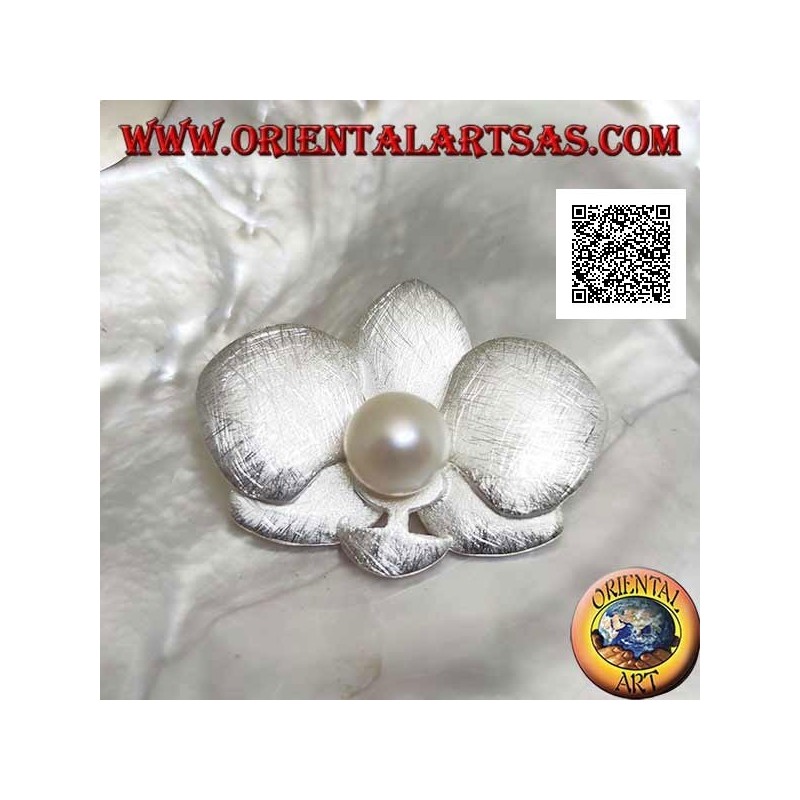 Silver pendant in the shape of 2 overlapping satin clovers with a central white pearl