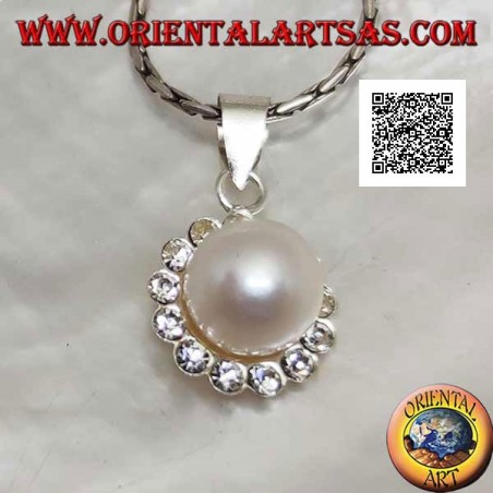 Ciondolo in argento a fiorellino con perla bianca centrale contornata da piccoli zirconi bianchi