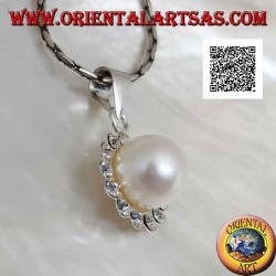 Pendentif fleur en argent avec une perle blanche centrale entourée de petits zircons blancs