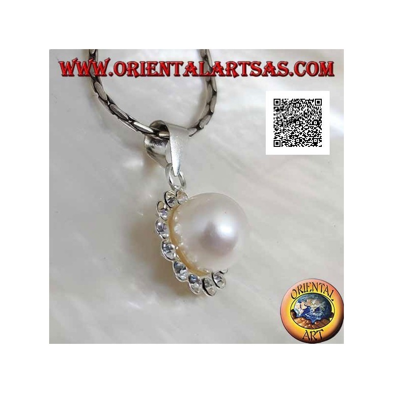 Colgante flor de plata con una perla blanca central rodeada de pequeñas circonitas blancas