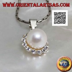 Pendentif fleur en argent avec une perle blanche centrale entourée de petits zircons blancs
