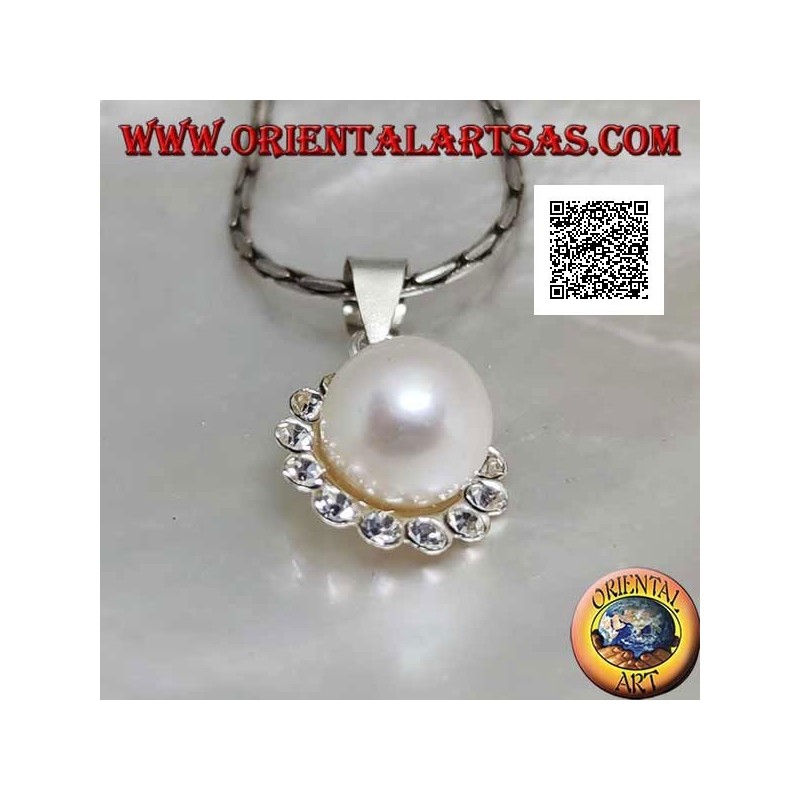 Pendentif fleur en argent avec une perle blanche centrale entourée de petits zircons blancs