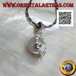 Pendentif fleur en argent avec une perle blanche centrale entourée de petits zircons blancs