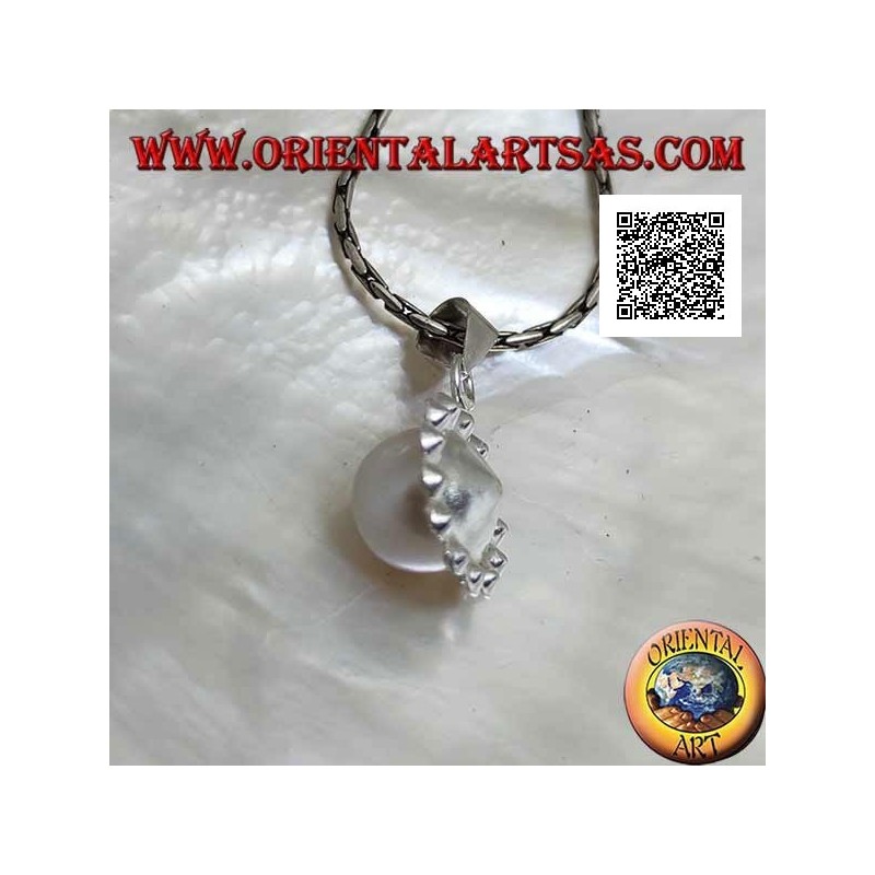 Pendentif fleur en argent avec une perle blanche centrale entourée de petits zircons blancs